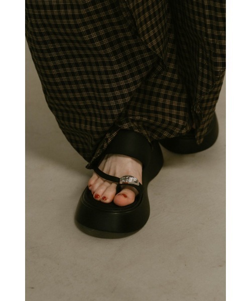 Knuth Marf（クヌースマーフ）の「metal motif thong sandals（サンダル・レディース・アイボリー/ブラック・23/24/25）」の5枚目の写真