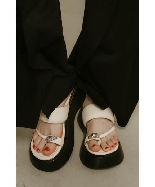Knuth Marf（クヌースマーフ）の「metal motif thong sandals（サンダル・レディース・アイボリー/ブラック・23/24/25）」の8枚目の写真