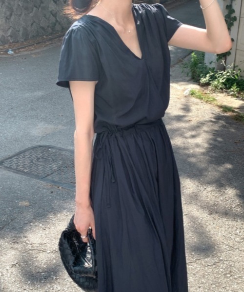 Aelina(エリナ)の「Vネックドワンピース(ワンピース・レディース・ホワイト/ネイビー・F)」の5枚目の写真