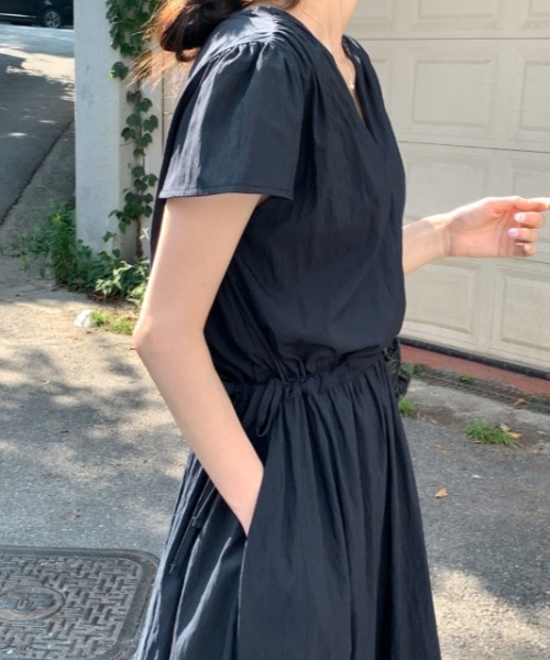 Aelina(エリナ)の「Vネックドワンピース(ワンピース・レディース・ホワイト/ネイビー・F)」の17枚目の写真