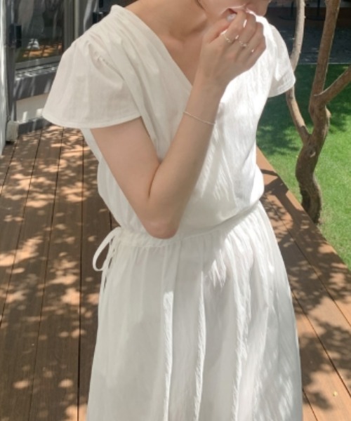 Aelina(エリナ)の「Vネックドワンピース(ワンピース・レディース・ホワイト/ネイビー・F)」の22枚目の写真