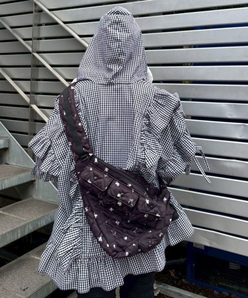 Candy Stripper（キャンディストリッパー）の「GARDEN △ SLING バッグ（ショルダーバッグ・レディース・オフホワイト/ブラック・FREE）」の9枚目の写真