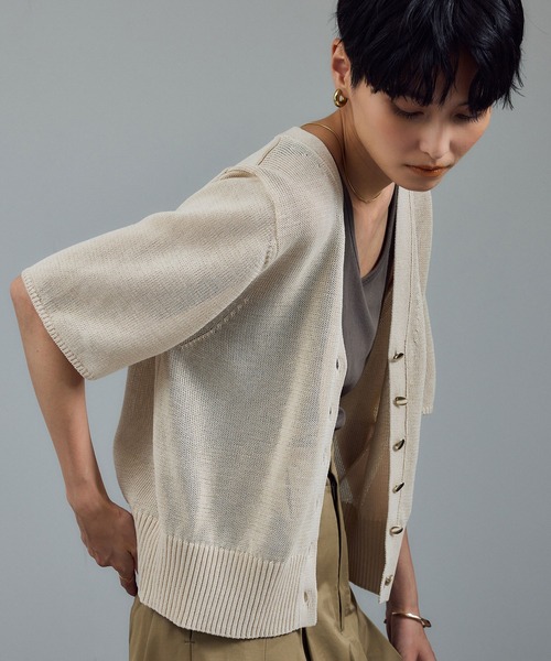 SALON adam et rope'（サロン アダム エ ロペ）の「ドライコットンハーフスリーブメタルボタンカーディガン（カーディガン/ボレロ・レディース・ブラック/オフホワイト/キャメル・FREE）」の2枚目の写真