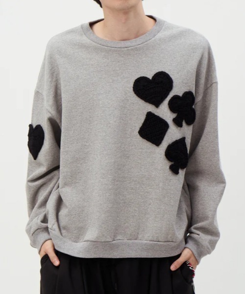 DISCOVERED(ディスカバード)の「DISCOVERED PLAYCARD CROCHET MOTIF SWEAT(スウェット・メンズ・ブラック/グレー・1/3)」の1枚目の写真