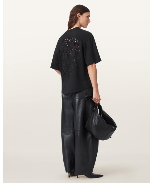 ALLSAINTS(オールセインツ)の「AMELIE PEARL OVERSIZED T-SHIRT | AMELIE パール オーバーサイズ Tシャツ(Tシャツ/カットソー・レディース・ブラック・XS/S/M/L)」の3枚目の写真