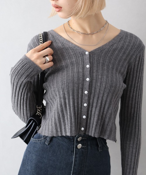 SpRay（スプレイ）の「パールボタンVネックカーディガン（カーディガン/ボレロ・レディース・オフホワイト/グレー/ブラック/レッド/ブラウン・FREE）」の4枚目の写真