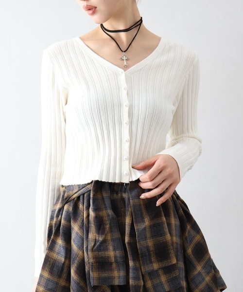 SpRay（スプレイ）の「パールボタンVネックカーディガン（カーディガン/ボレロ・レディース・オフホワイト/グレー/ブラック/レッド/ブラウン・FREE）」の2枚目の写真