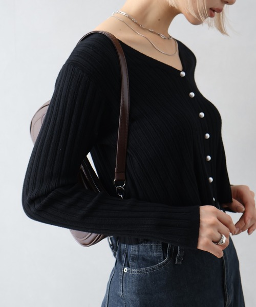 SpRay（スプレイ）の「パールボタンVネックカーディガン（カーディガン/ボレロ・レディース・オフホワイト/グレー/ブラック/レッド/ブラウン・FREE）」の3枚目の写真