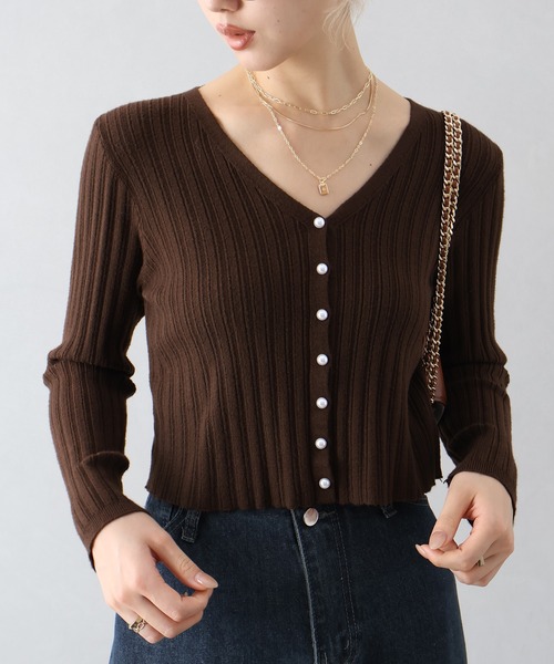 SpRay（スプレイ）の「パールボタンVネックカーディガン（カーディガン/ボレロ・レディース・オフホワイト/グレー/ブラック/レッド/ブラウン・FREE）」の6枚目の写真