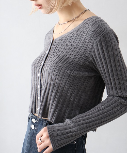 SpRay（スプレイ）の「パールボタンVネックカーディガン（カーディガン/ボレロ・レディース・オフホワイト/グレー/ブラック/レッド/ブラウン・FREE）」の8枚目の写真