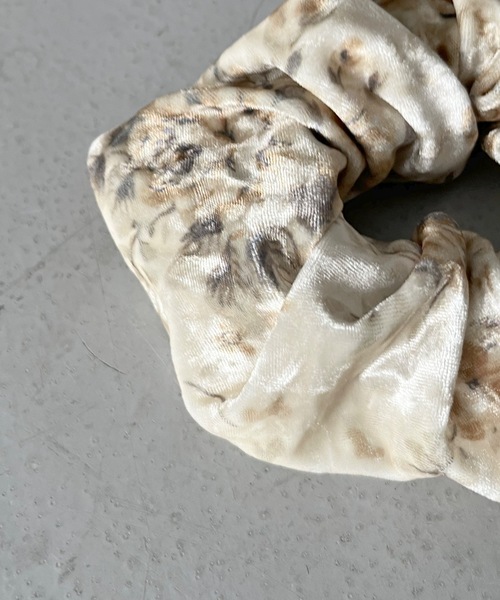 GANNI（ガニー）の「GANNI Printed velour jersey scrunchie（シュシュ・レディース・クリーム・ONE）」の2枚目の写真