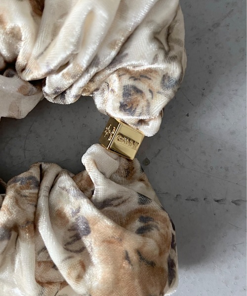 GANNI（ガニー）の「GANNI Printed velour jersey scrunchie（シュシュ・レディース・クリーム・ONE）」の3枚目の写真