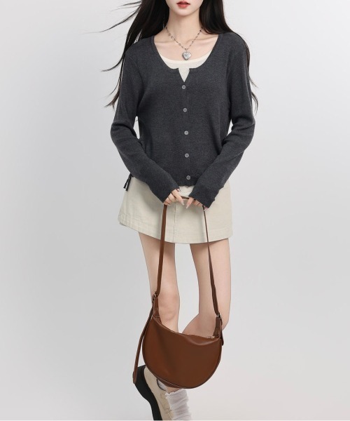 LADY LIKE(レディライク)の「レイヤード風ラウンドヘムトップス(Tシャツ/カットソー・レディース・チャコールグレー/ブラック系/ネイビー/レッド系/ブラック/ホワイト系1・M)」の15枚目の写真