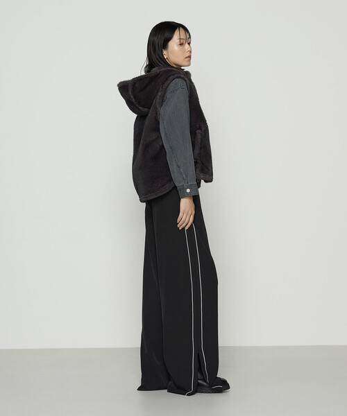 K.T KIYOKO TAKASE（キヨコタカセ）の「エコファー リバーシブルジレ（ベスト・レディース・グレイッシュベージュ/チャコール・9号/11号）」の7枚目の写真