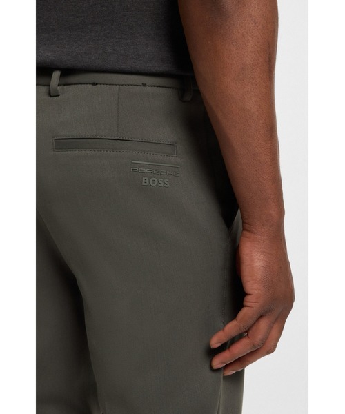 BOSS（ボス）の「Porsche x BOSS モダンフィットパンツ ストレッチサテン（その他パンツ・メンズ・チャコールグレー・30/32/32/32/38/32/36/32/34/32）」の2枚目の写真