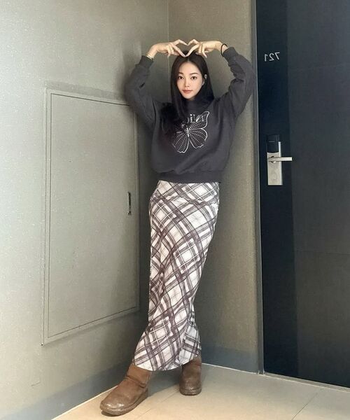 NICK&NICOLE（ニックアンドニコール）の「BUTTERFLY SIGNATURE SWEATSHIRT_CHARCOAL SILVER（スウェット・レディース・その他・FREE）」の5枚目の写真