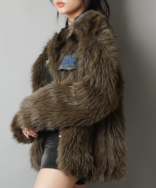 SPINNS(スピンズ)の「裏返すだけで別人級!最強2WAY“盛れ”デニム×ファージャケット(デニムジャケット・レディース・ブルー・ONESIZE)」の22枚目の写真