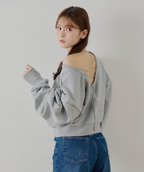 Chico(チコ)の「【SALON by Chico/一部店舗限定】バックレースアップクルースウェット(Tシャツ/カットソー・レディース・グレー/アイボリー/ネイビー・FREE)」の2枚目の写真