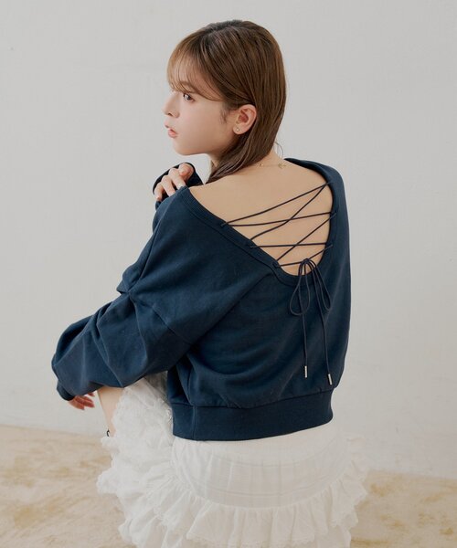 Chico(チコ)の「【SALON by Chico/一部店舗限定】バックレースアップクルースウェット(Tシャツ/カットソー・レディース・グレー/アイボリー/ネイビー・FREE)」の9枚目の写真