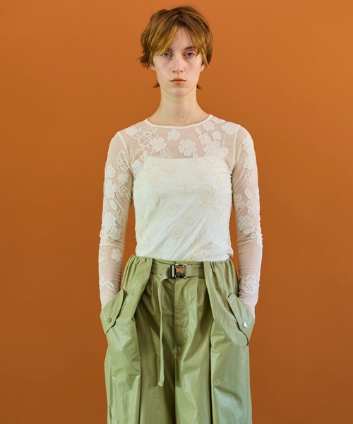 MAISON SPECIAL（メゾンスペシャル）の「【2026SPRING PRE-ORDER】Flower Embroidery Sheer Tops/フラワーエンブロイダリーシアートップス（その他トップス・レディース・レッド/ホワイト/ブルー/ブラック・FREE）」の2枚目の写真