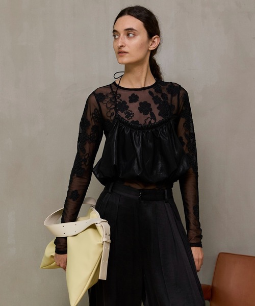 MAISON SPECIAL（メゾンスペシャル）の「【2026SPRING PRE-ORDER】Flower Embroidery Sheer Tops/フラワーエンブロイダリーシアートップス（その他トップス・レディース・レッド/ホワイト/ブルー/ブラック・FREE）」の12枚目の写真