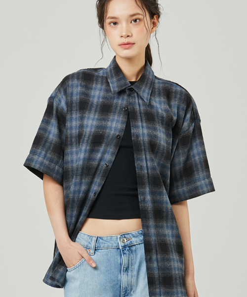 ease（イーズ）の「OMBRE 1/2チェックシャツ [オーバーサイズフィット] _ブルー_男女共用（シャツ/ブラウス・メンズ・その他・MEDIUM/LARGE）」の2枚目の写真