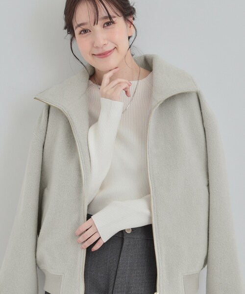 SHOO・LA・RUE（シューラルー）の「【S-LL】お顔周りがすっきり見え スライバージャケット（ブルゾン・レディース・オフホワイト/グレー/サンドベージュ・01/02/03/04）」の2枚目の写真