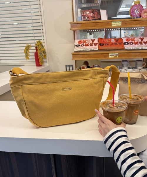 ikka（イッカ）の「キャンバスラウンドショルダーバッグ（ショルダーバッグ・レディース・ブラック/ブルー/オフホワイト/マスタード・FREE）」の4枚目の写真