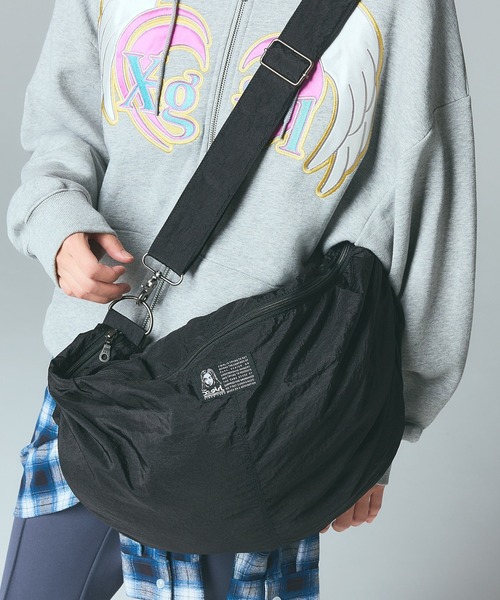 X-girl（エックスガール）の「FACE LABEL SHOULDER BAG（ショルダーバッグ・レディース・グレー/ブラック・ONE SIZE）」の2枚目の写真