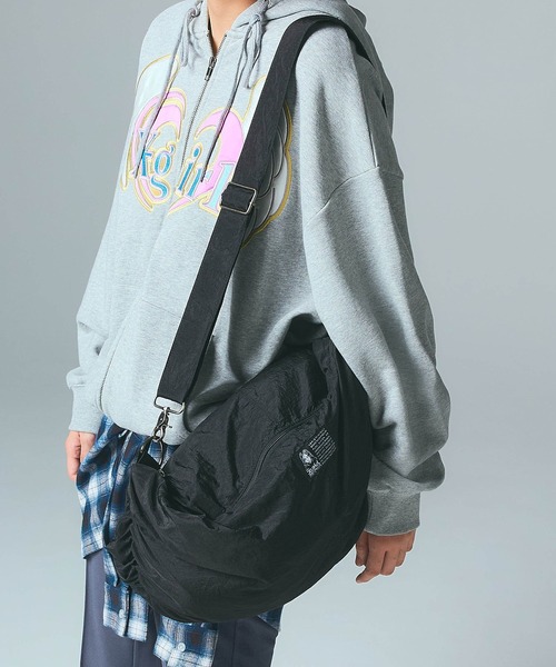 X-girl（エックスガール）の「FACE LABEL SHOULDER BAG（ショルダーバッグ・レディース・グレー/ブラック・ONE SIZE）」の7枚目の写真