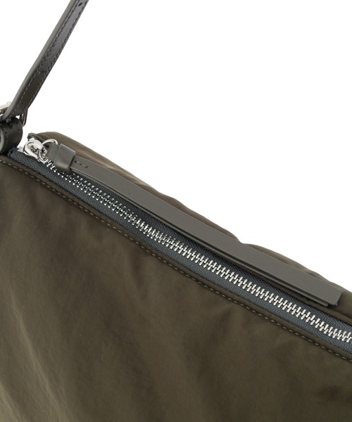 ADAM ET ROPE'(アダムエロペ)の「ダブルポケットパテッドショルダー(ショルダーバッグ・レディース・ブラック/カーキ・FREE)」の3枚目の写真