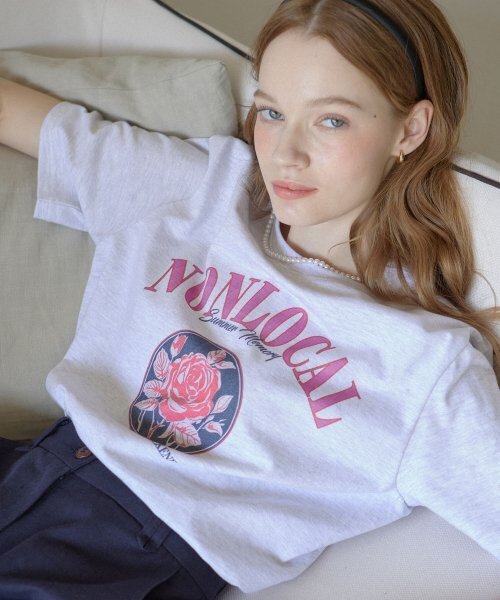 NONLOCAL(ノンローカル)の「Vintage Rose T-shirt - Light Grey(Tシャツ/カットソー・レディース・その他・FREE)」の1枚目の写真