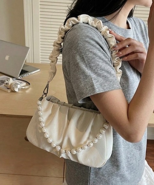 Maison Calme(メゾンカルム)の「【マルチウェイ】ストラップギャザーミニショルダーバッグ 手持ちパールチェーン(ショルダーバッグ・レディース・ブラック/ホワイト・F)」の2枚目の写真