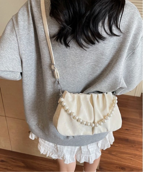 Maison Calme(メゾンカルム)の「【マルチウェイ】ストラップギャザーミニショルダーバッグ 手持ちパールチェーン(ショルダーバッグ・レディース・ブラック/ホワイト・F)」の4枚目の写真