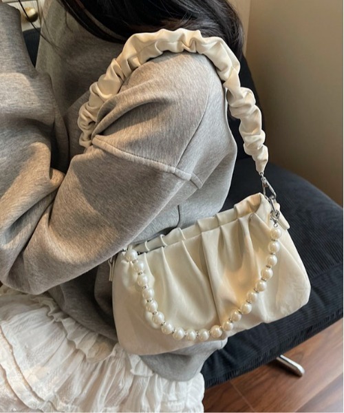 Maison Calme(メゾンカルム)の「【マルチウェイ】ストラップギャザーミニショルダーバッグ 手持ちパールチェーン(ショルダーバッグ・レディース・ブラック/ホワイト・F)」の17枚目の写真