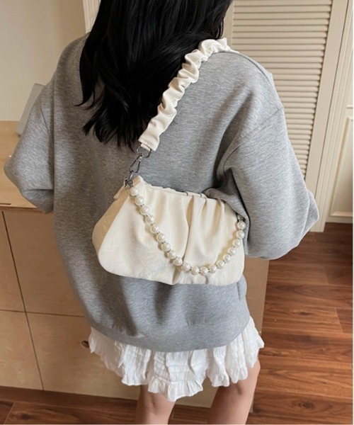 Maison Calme(メゾンカルム)の「【マルチウェイ】ストラップギャザーミニショルダーバッグ 手持ちパールチェーン(ショルダーバッグ・レディース・ブラック/ホワイト・F)」の5枚目の写真