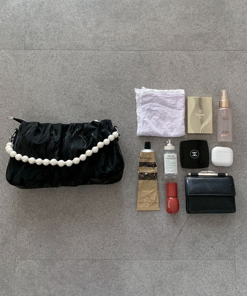 Maison Calme(メゾンカルム)の「【マルチウェイ】ストラップギャザーミニショルダーバッグ 手持ちパールチェーン(ショルダーバッグ・レディース・ブラック/ホワイト・F)」の12枚目の写真