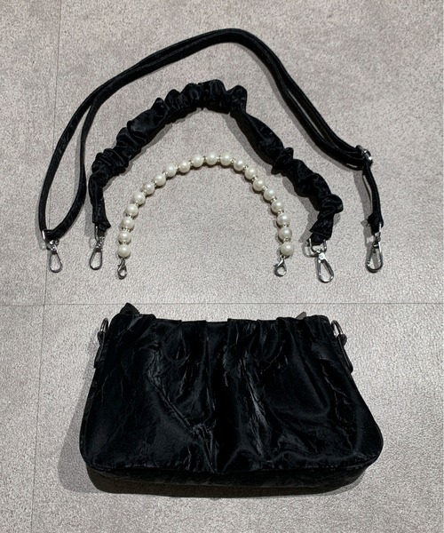 Maison Calme(メゾンカルム)の「【マルチウェイ】ストラップギャザーミニショルダーバッグ 手持ちパールチェーン(ショルダーバッグ・レディース・ブラック/ホワイト・F)」の8枚目の写真