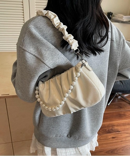 Maison Calme(メゾンカルム)の「【マルチウェイ】ストラップギャザーミニショルダーバッグ 手持ちパールチェーン(ショルダーバッグ・レディース・ブラック/ホワイト・F)」の16枚目の写真