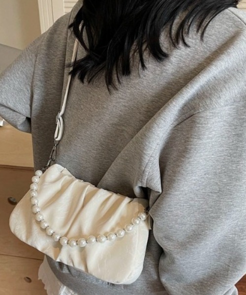 Maison Calme(メゾンカルム)の「【マルチウェイ】ストラップギャザーミニショルダーバッグ 手持ちパールチェーン(ショルダーバッグ・レディース・ブラック/ホワイト・F)」の20枚目の写真