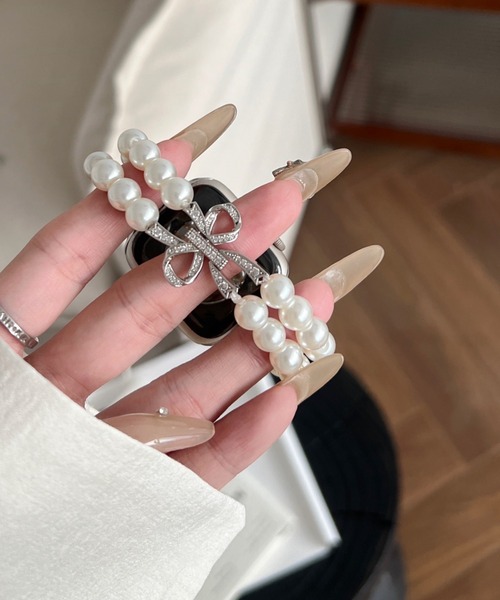 Vini(ヴィニ)の「フェイクパール ライン ストーン リボン apple Watch バンド ( 2連 ストラップ )(デジタル腕時計・レディース・ホワイト×シルバー・42-45mm/38-41mm)」の6枚目の写真