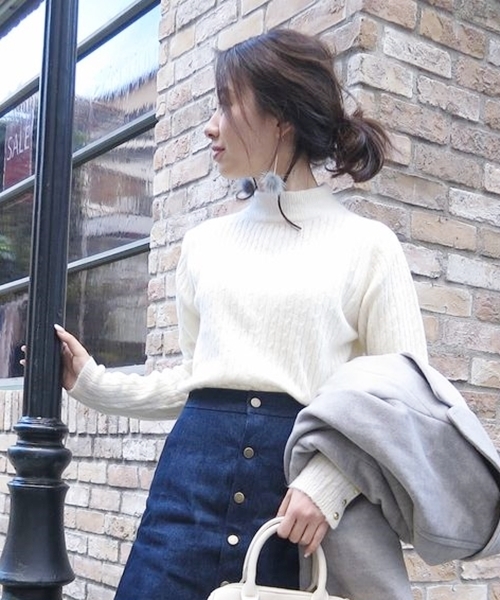 Chico（チコ）の「細ケーブルハイネックニット（ニット/セーター・レディース・グレー/ピンクベージュ/オフホワイト/ベージュ・FREE）」の2枚目の写真