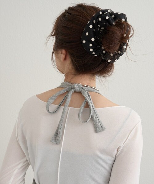 mystic(ミスティック)の「ドットフラワーシュシュ(ブローチ/コサージュ・レディース・オフホワイト/ブラック・ONE SIZE)」の2枚目の写真