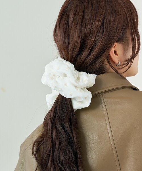 mystic(ミスティック)の「ドットフラワーシュシュ(ブローチ/コサージュ・レディース・オフホワイト/ブラック・ONE SIZE)」の3枚目の写真