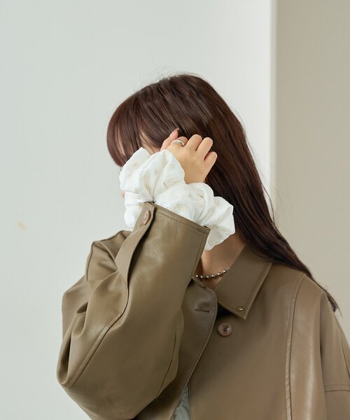 mystic(ミスティック)の「ドットフラワーシュシュ(ブローチ/コサージュ・レディース・オフホワイト/ブラック・ONE SIZE)」の5枚目の写真