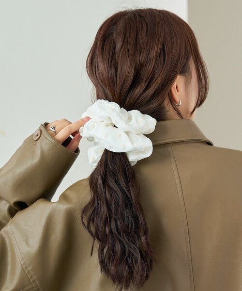 mystic(ミスティック)の「ドットフラワーシュシュ(ブローチ/コサージュ・レディース・オフホワイト/ブラック・ONE SIZE)」の6枚目の写真