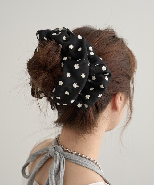 mystic(ミスティック)の「ドットフラワーシュシュ(ブローチ/コサージュ・レディース・オフホワイト/ブラック・ONE SIZE)」の7枚目の写真