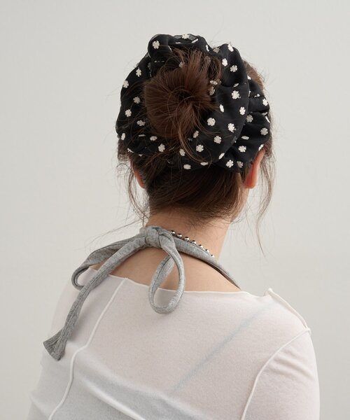 mystic(ミスティック)の「ドットフラワーシュシュ(ブローチ/コサージュ・レディース・オフホワイト/ブラック・ONE SIZE)」の12枚目の写真