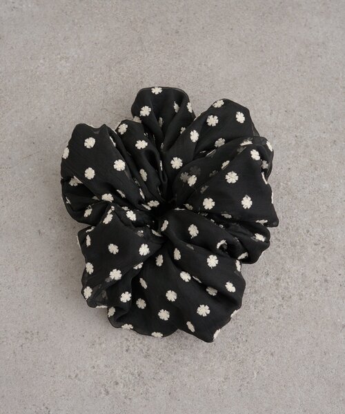 mystic(ミスティック)の「ドットフラワーシュシュ(ブローチ/コサージュ・レディース・オフホワイト/ブラック・ONE SIZE)」の13枚目の写真
