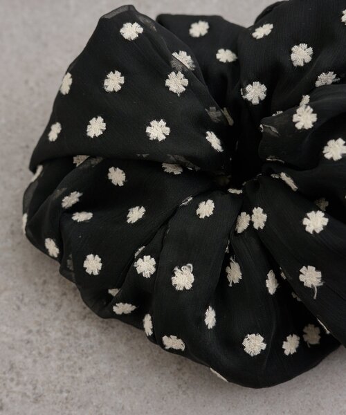 mystic(ミスティック)の「ドットフラワーシュシュ(ブローチ/コサージュ・レディース・オフホワイト/ブラック・ONE SIZE)」の14枚目の写真
